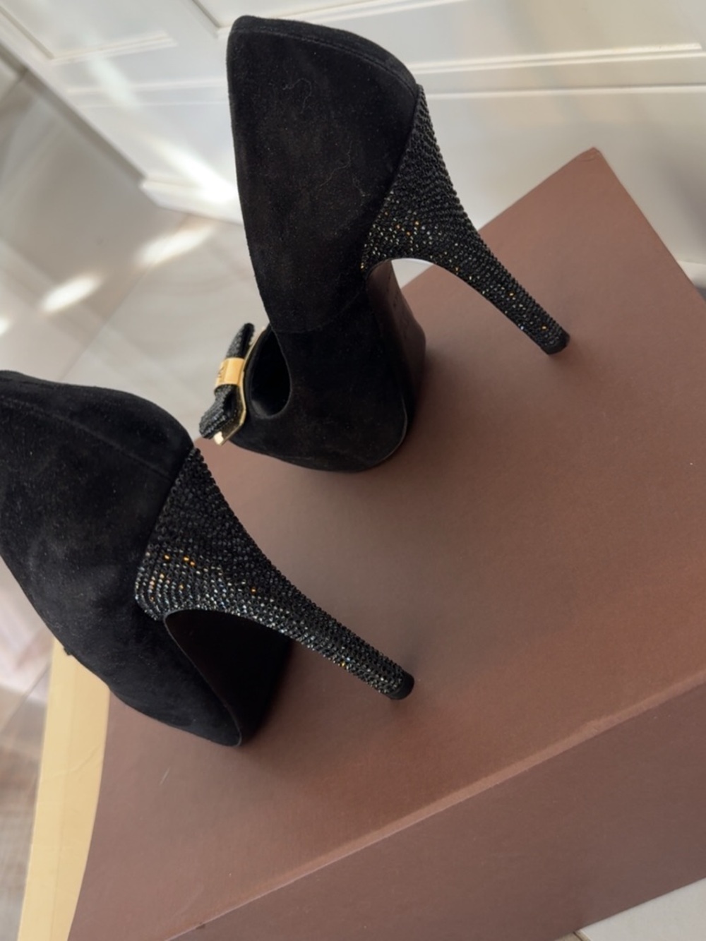 Louis Vuitton Peep-Toe Heels with Gold Bow - Picture 5 of 7